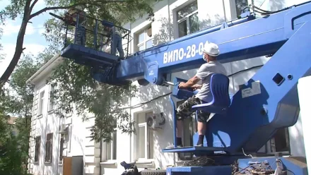 В Астрахани проводят опиловку аварийных деревьев на территории школ