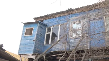 Жители аварийного дома по улице Псковской в Астрахани жалуются на ужасные условия