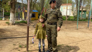 В Астраханской области боец СВО навестил автора письма-талисмана в детсаду