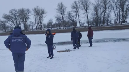 Под Астраханью из реки достали тело пропавшей 45-летней женщины