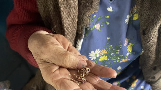 Астраханец повредил мочку уха пенсионерке