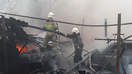 В Советском районе Астрахани потушили горящий жилой дом 