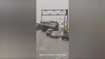 В Астрахани полиция разыскала водителя грузовика, заехавшего на Старый мост