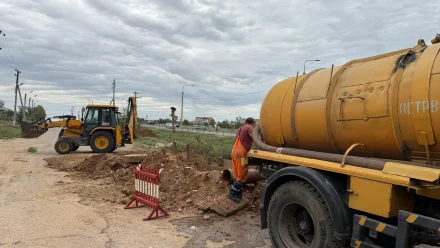 В Трусовском районе Астрахани устраняют крупный прорыв канализации 