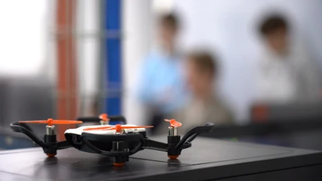 В школьном технопарке юные астраханцы учатся управлять дронами