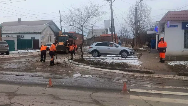 В Астрахани в Военном городке устранили аварию на сетях канализации