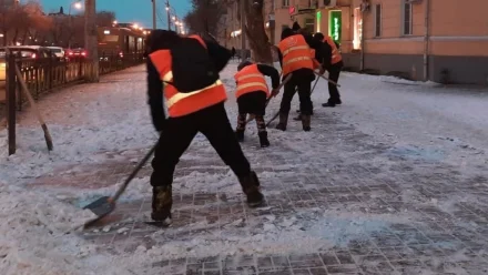 В Астрахани коммунальщики продолжают уборку наледи и снега