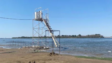 На пляже под Астраханью демонтировали опасную водную горку