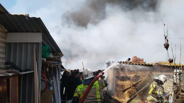 В Астрахани горят жилой дом и хозпостройки