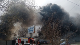 В Астрахани на улице Звёздная тушат возгорание камыша и гаражей 