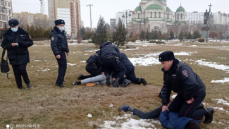 В Астрахани полицейские задержали двух мужчин, избивших и ограбивших пенсионера