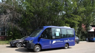 В Астрахани водитель автобуса и пассажиры помогли бабушке, у которой произошёл инсульт