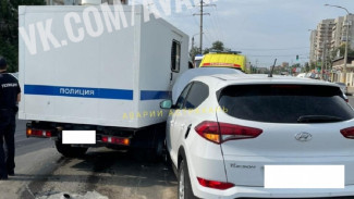 В Астрахани иномарка столкнулась со автомобилем полиции