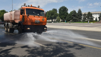 В Астрахани начали охлаждать дороги из-за жаркой погоды