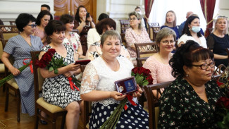 Игорь Бабушкин вручил социальным работникам медали и почётные грамоты