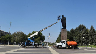 В Астрахани моют памятники и обновляют светильники