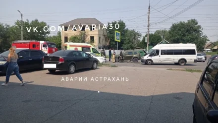 В Астрахани в ДТП с участием маршрутки пострадали 2 человека