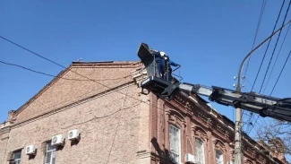 Астраханские спасатели устранили угрозу падения кровли в центре города