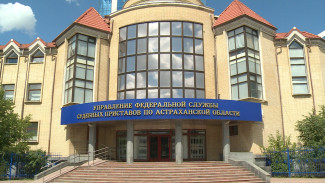 В Астрахани судебные приставы встретили алиментщика на перроне