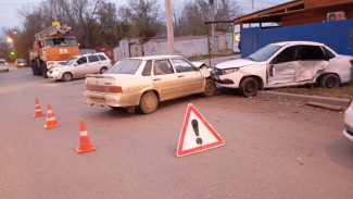 В Астрахани при столкновении отечественных авто пострадали 3 человека