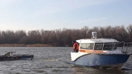 Под Астраханью спасли мужчину, уплывшего на понтоне