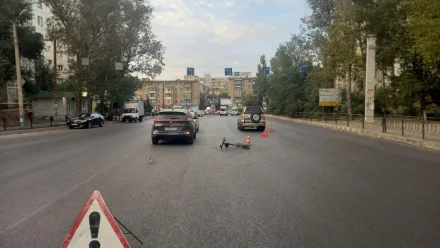 В Астрахани 67-летний самокатчик попал в реанимацию после ДТП