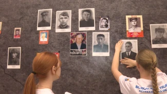В Астрахани любой желающий может добавить фотографию своего фронтовика на "Стену Памяти"