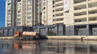 Коммунальщики откачивают дождевую воду на улицах Астрахани