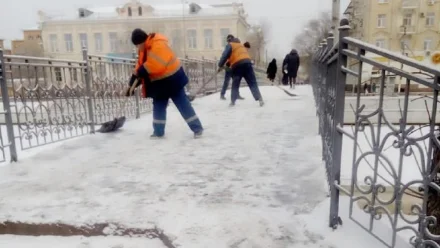 В Астрахани более 370 коммунальщиков вышли на уборку снега