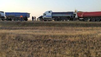 На трассе в Астраханской области в ДТП погиб дальнобойщик
