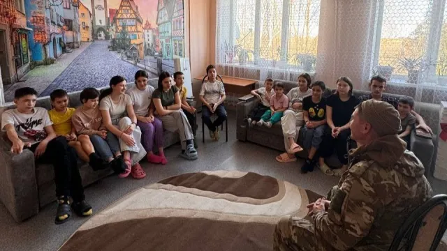 Участник СВО из Астрахани посетил воспитанников соцучреждения