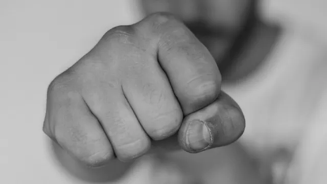 В Астрахани пьяный мужчина избил врача скорой помощи