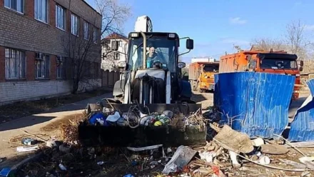 В Астрахани в праздники вандалы сломали городскую ёлку, украли украшения и жгли мусор