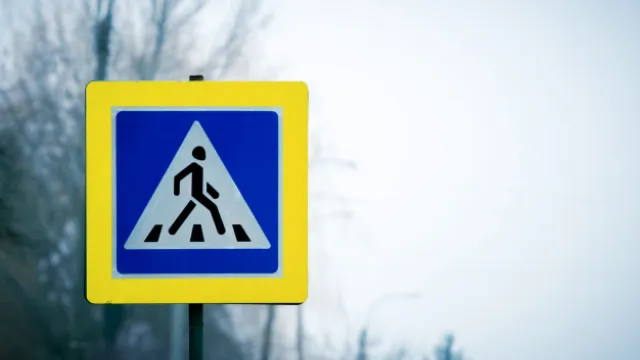 В Астрахани пешеходный переход перед детсадом стал виновником утренних заторов