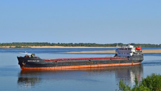 В Волго-Каспийском канале село на мель судно с тысячами тонн кукурузы