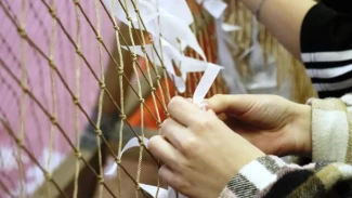 Воспитанники астраханского соццентра плетут зимние масксети для бойцов СВО