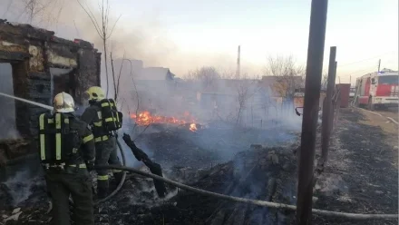 В Ленинском районе Астрахани загорелся жилой дом и камыш