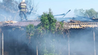 В Трусовском районе Астрахани горели жилой дом и хозпостройки