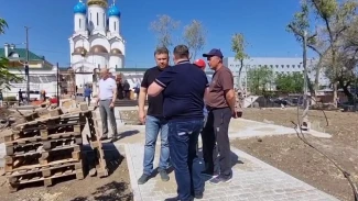 Глава Астрахани проинспектировал ход благоустройства сквера