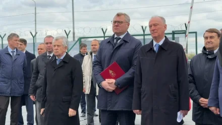 Николай Патрушев и Владимир Устинов принимают участие в церемонии закладки капсулы на месте нового производства в Астраханской области