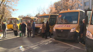 Астраханским школам передали новые автобусы