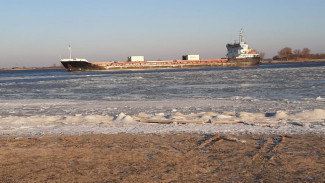 В Астраханской области на реке Бахтемир сел на мель теплоход 