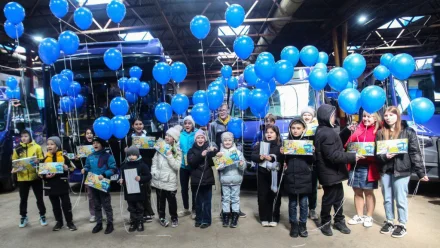 Для астраханских школьников провели экскурсию в автобусном парке