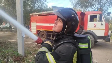 В Астрахани на Оленегорской ликвидируют пожар по повышенному номеру вызова
