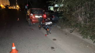 В Астрахани самокатчик въехал в автомобиль 