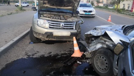 В Астрахани в лобовом столкновении автомобилей пострадали водители