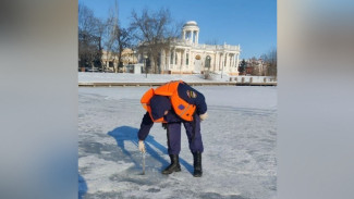 В Астрахани спасатели напоминают об опасности выхода на лёд, не смотря на мороз
