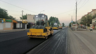 В Астрахани на улице Адмирала Нахимова начали укладывать новый асфальт