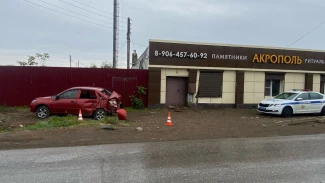 В Астрахани LADA Granta врезалась в опору ЛЭП, водитель в больнице