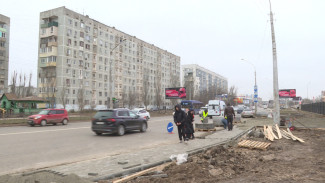 В Астрахани начали укладывать тротуарную плитку на остановочных площадках